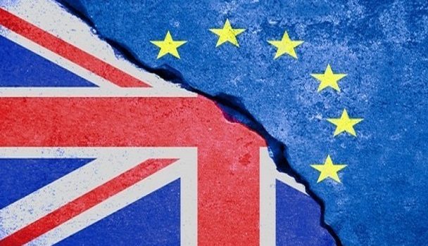 Σε “θέσεις μάχης” για σκληρό Brexit