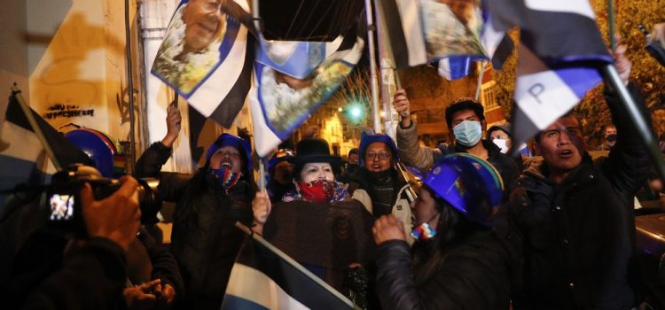 Προς νίκη κόμματος Μοράλες στη Βολιβία