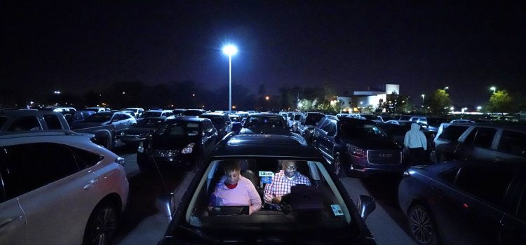 ΗΠΑ: Ατέλειωτες ουρές αυτοκινήτων για τον “επιούσιο”