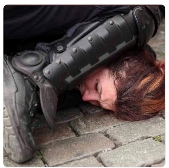 Γαλλία: Ἀκραῖο Κέντρο κατὰ Ἀκροδεξιᾶς