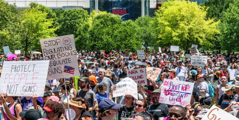 Ιουστινιανός κατά NRA και Ντόναλντ Τραμπ