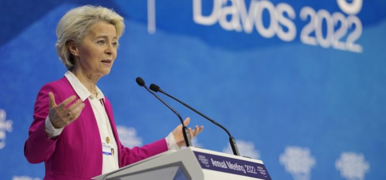 Φον ντερ Λάιεν: Να αγοράζουμε πετρέλαιο από τη Ρωσία για να μη το πουλά σε άλλους ακριβότερα (!!!)
