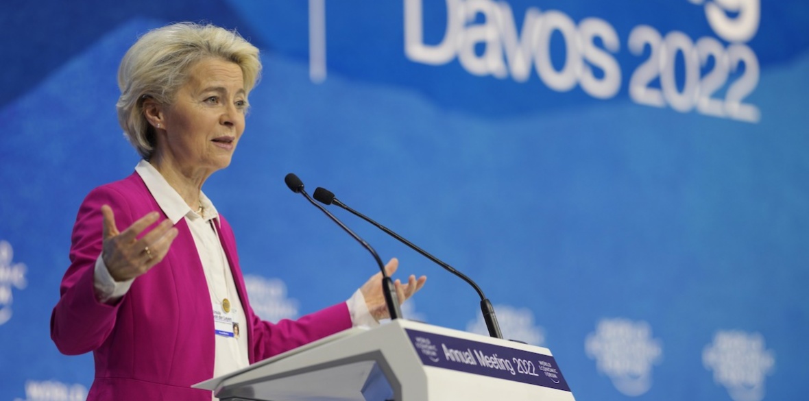 Φον ντερ Λάιεν: Να αγοράζουμε πετρέλαιο από τη Ρωσία για να μη το πουλά σε άλλους ακριβότερα (!!!)