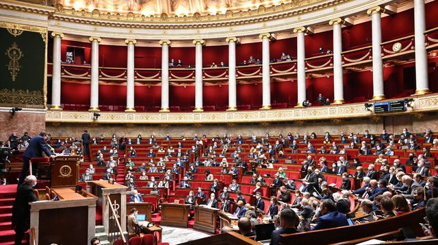 Γαλλία: “Στριμωγμένη” κυβέρνηση μειοψηφίας