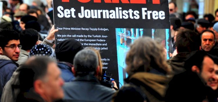 Τριάντα δημοσιογράφοι φυλακισμένοι στην Τουρκία