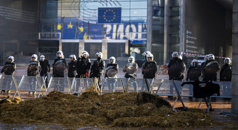 Λαδι στη φωτιά το ευρωπαϊκό πακέτο των 98,5 δισ. ευρώ για Ουκρανία