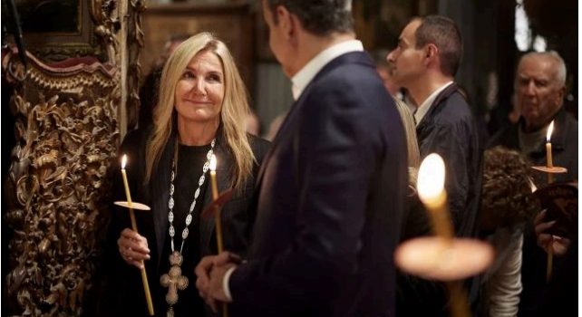 Με ιερατικό σταυρό η πρωθυπουργική σύζυγος στην ακολουθία του Επιταφίου!